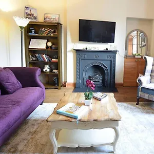 Joivy Classic 2br With Castle Views In Old Town Edinburgh